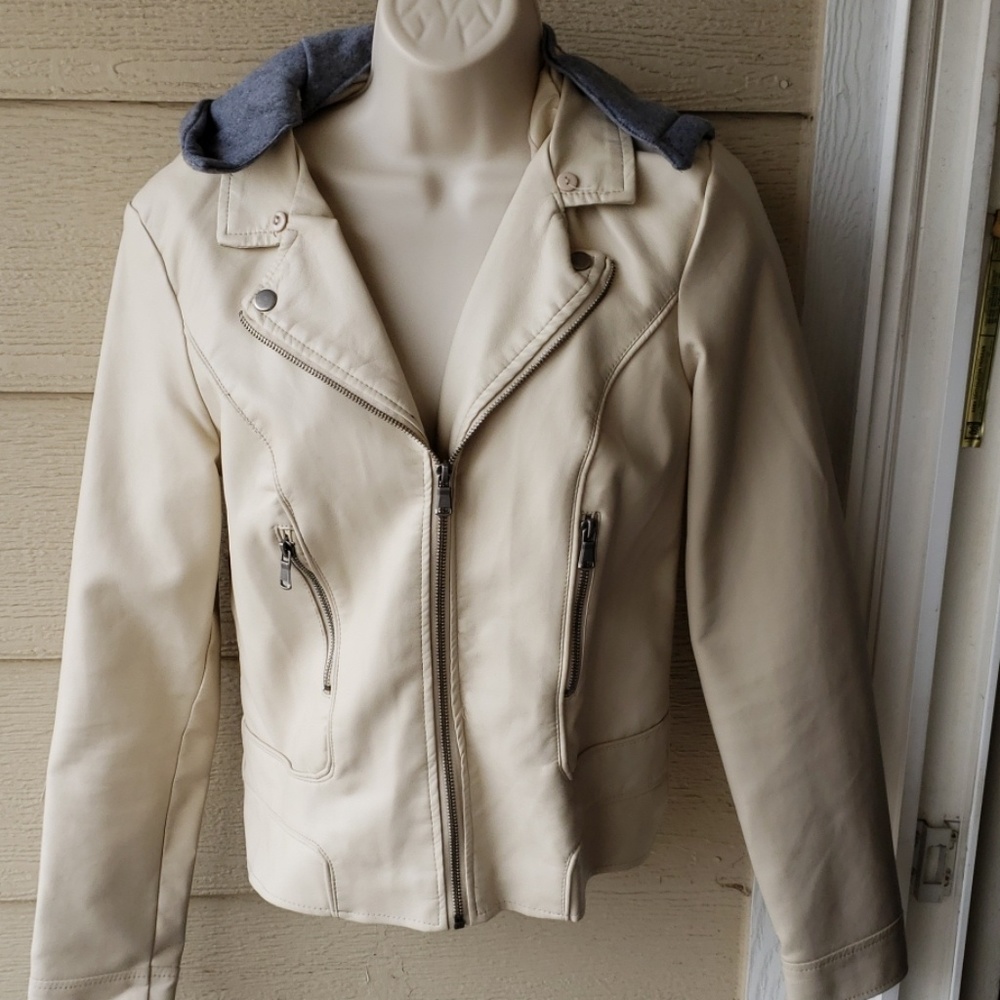 Removable hood bomber